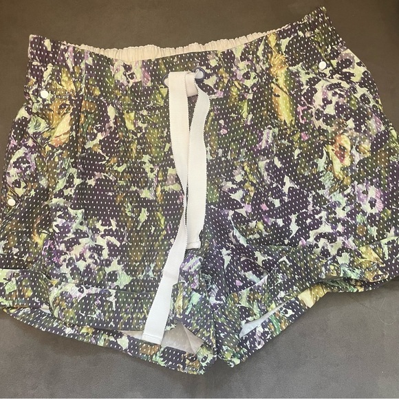 lululemon athletica Pants - Lululemon spring break away shorts 3”  size 6